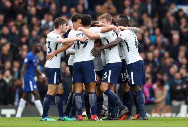 LOL 官方推特发布了一张 knight 拿着奖杯的照片：他回来捍卫荣誉！